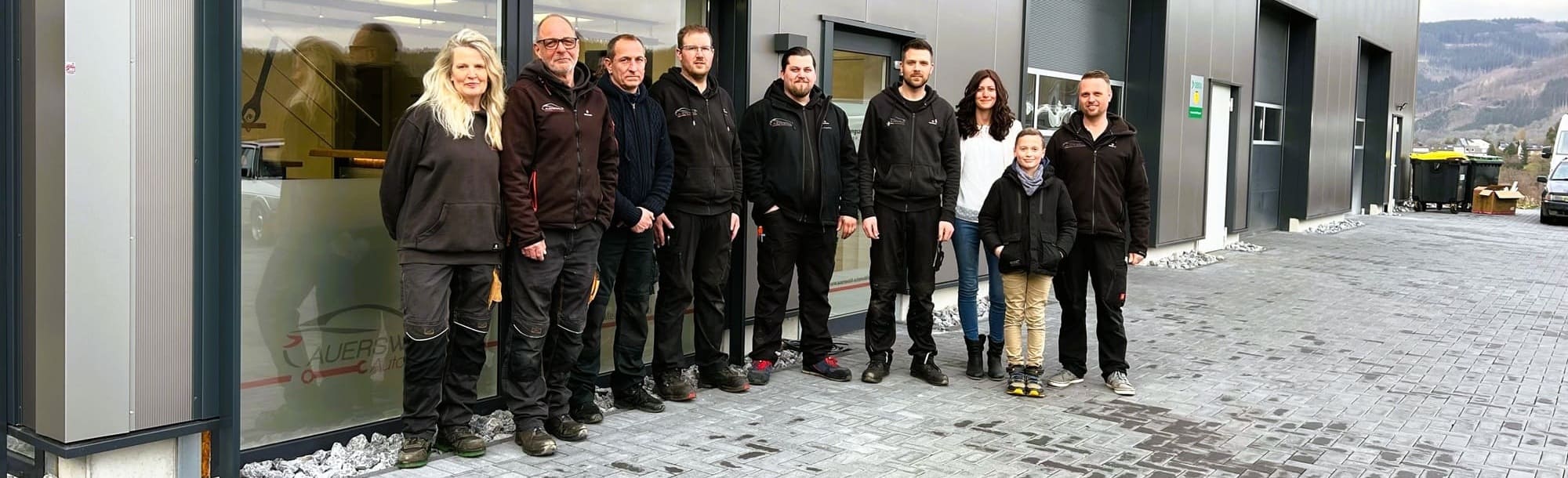 Team der Werkstatt vor dem Gebäude