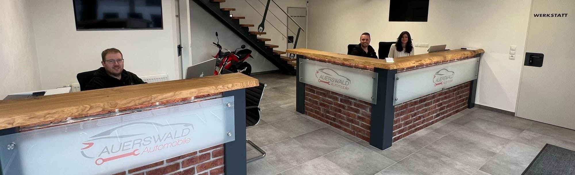 Team der Auto-Annahme hinter ihrem Tresen