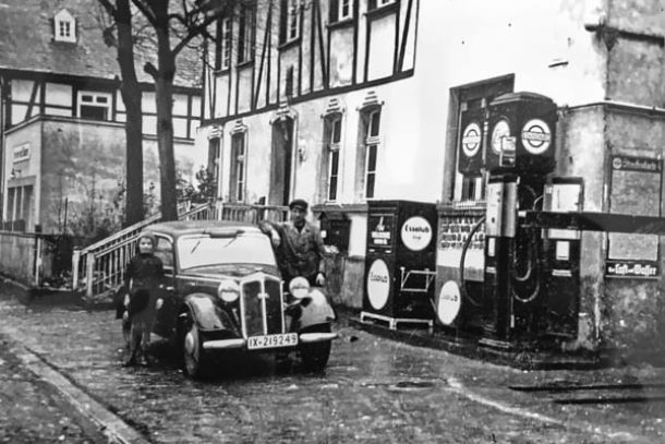 1934 Auto neben einer Zapfsäule