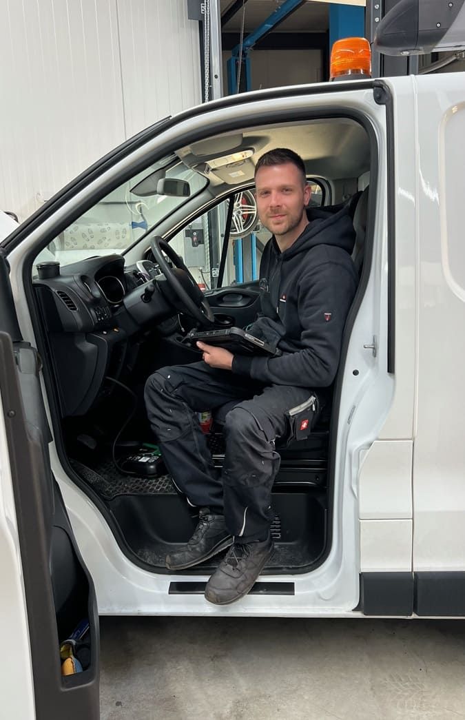 Kfz-Mechaniker vor Werkbank