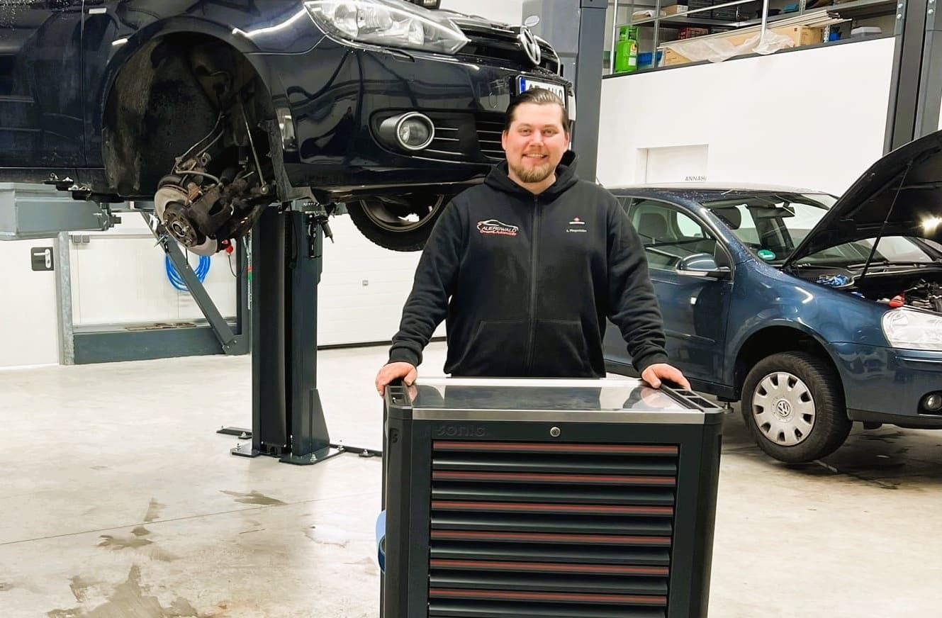 Kfz-Mechaniker vor Werkbank